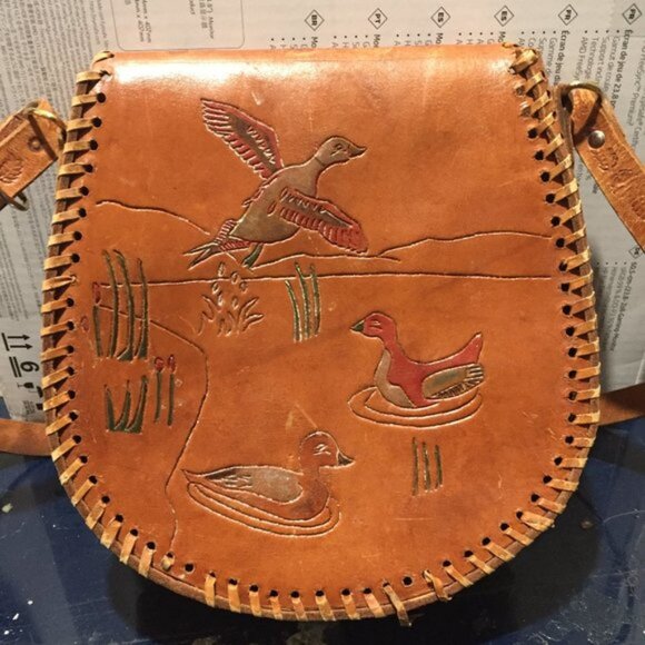 VINTAGE TOOLED LEATHER SMALL SADDLE HANDBAGS - Picture 3 of 10